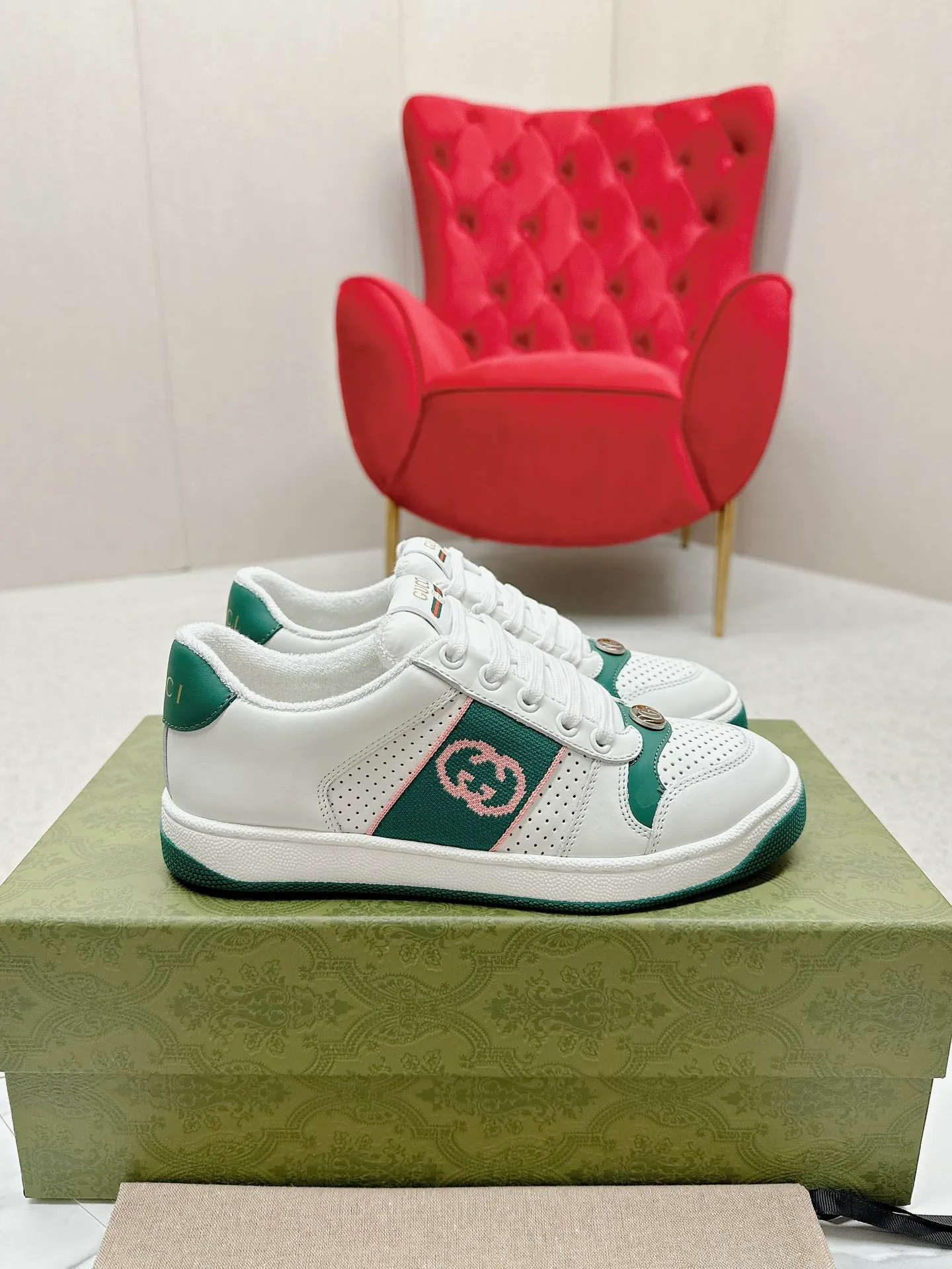 👟👟Ex-factory price 560👟👟 Men’s size +10 Gucci——purchased version GG series distressed dirty shoes-hot style is coming! 9 times out of 10 sales, you will definitely get the money. Ready stock! Spot goods! Spot goods! New colors added - the ultimate version on the market! Purchase the original version and develop it... fabric, material, outsole, and details can be compared at will! Open-mold Swarovski one-to-one replica rhinestone chain...Metal cherry pendant...Metal double G crystal cylindrical mark...Gucci original customized narrow webbing...Super flash series - flash diamond chain. The cherry decoration is detachable and can be changed into two to match with each other to show your personality. Exclusive color-brushed cowhide fabric. Hand-made distressed is very textured and has a sense of luxury! The details of the workmanship can be seen in the drawings, and no line is missed. The original terry cloth is delicate, soft and more comfortable and breathable. The privately stamped two-color original TPU outsole (lower layer is wider, upper layer is narrower). Matching packaging⭐️ Size: Female 35-40 Male 39-44 (Female 41 Male 45 customized)